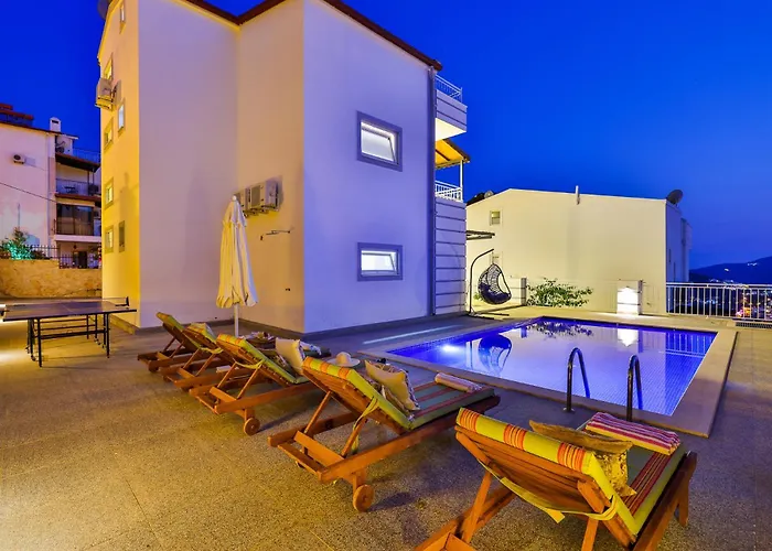 فيلة Buse Kalkan *